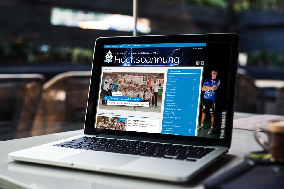 Teamsports2 Sportvereinswebsite auf Laptopbildschirm zu sehen