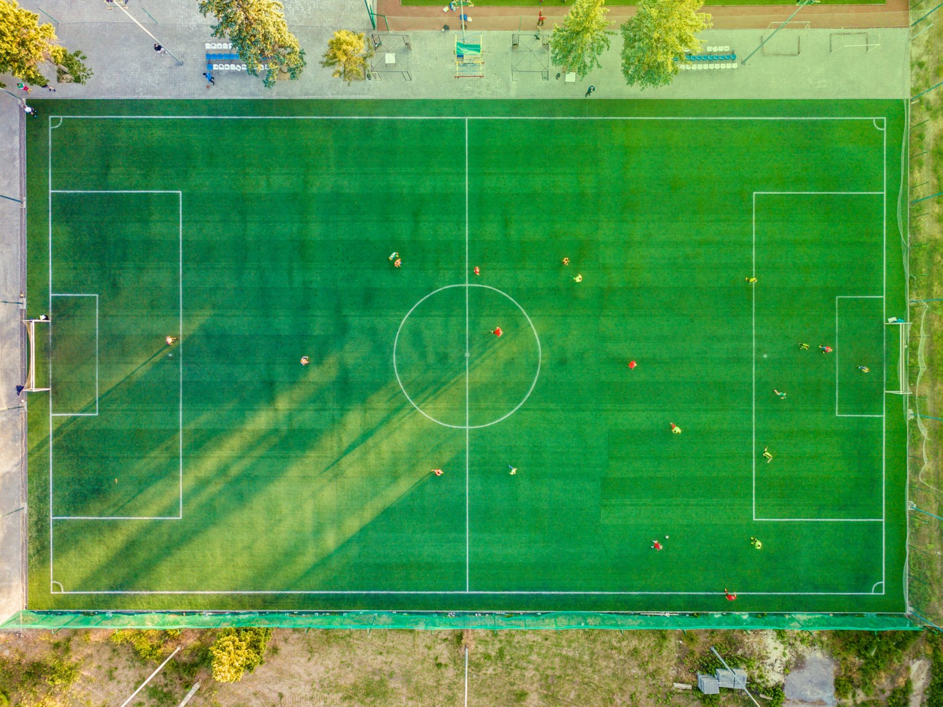 Fußballfeld während eines Spiels von oben